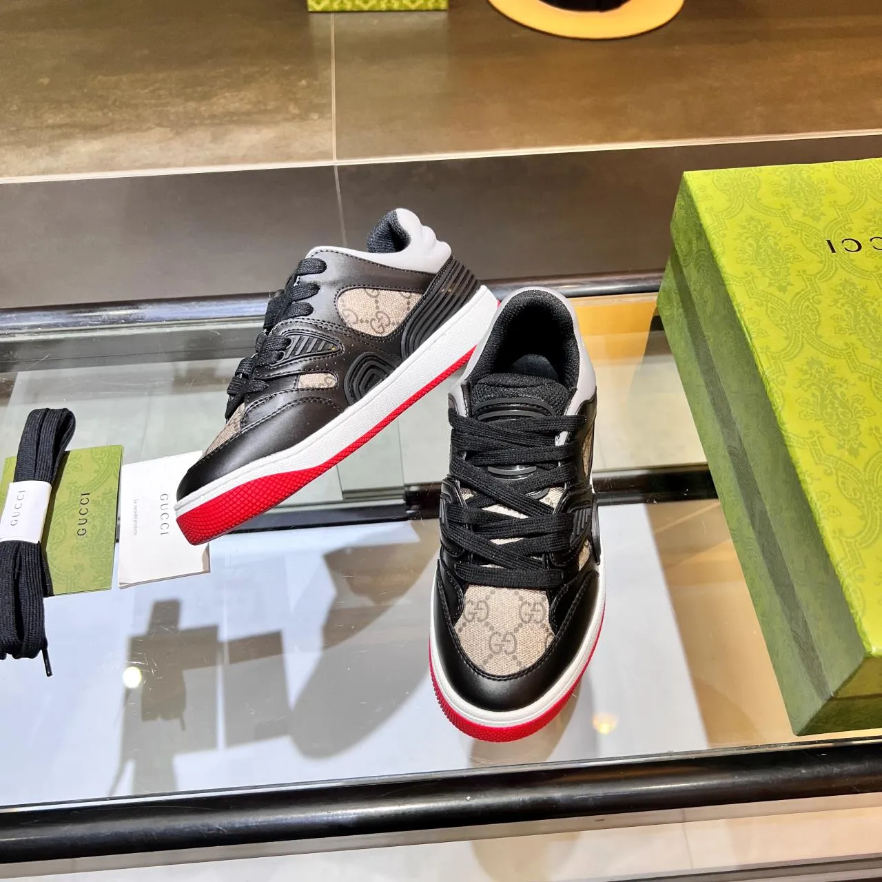 👟👟Ex-factory price 600👟👟 Men's size +10 high version, the top version of 2022 Gucci low-top sneakers! The new colors are reproduced one to one. New style for early spring, creating a perfect style💣💣💣street style🔥🔥🔥cool and trendy C-level fashionable outfit with a retro and futuristic feel🌹🌹🌹classic boot shape + British color-blocking design, super eye-catching. Various leather splicing, original reverse mold last type, imported high-end knitting needles showing exquisite texture! Open mold to customize high-density TPU outsole. 15 colors come out first. Size: Female 35-41 Male 39-46